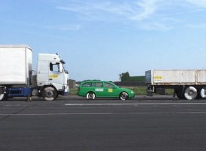 わずか43km/hの速度でもトラックに挟まれた乗用車はこうなってしまう。DEKRAクラッシュテストの映像が恐ろしい。