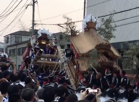 尼崎のだんじりで37歳の男性が亡くなった事故のビデオ。横転しただんじりの下敷きになる。