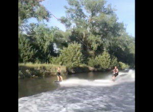 ウェイクボードで痛いアクシデント。おもしろ動画だけど結構危ないかもしれない。