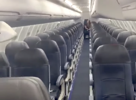 飛行機に乗ろうとしたら乗客が自分一人だけだったという貴重な体験をした旅行者の動画。