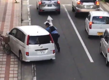 この警官無能すぎない(´･_･`)新潟市で警官の袈裟固がらすり抜けて逃走する男の動画が話題に。