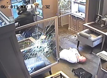店員をトーキックで呼吸困難にさせてロレックスを盗む強盗団の映像。いろんな角度の動画あり。