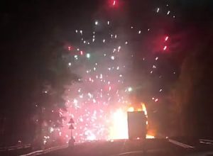 花火を運搬中のトラックが交通事故で炎上してちょっとした花火大会みたいになる。