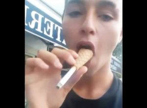 これはワロタｗｗｗアイスクリームのコーンを使ったタバコ遊びでワロタｗｗｗ