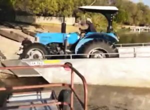 何かが間違っていた。ボートから降ろそうとしたトラクターが完全水没してしまう悲しい映像。