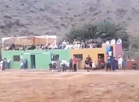 モロッコ南部で鉄砲水がサッカー場を襲い観客が流されてしまった事故の映像。