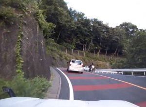 前のパッソはよく避けた。道志みちの危ない対向車に危うく事故りかけた2台の車。