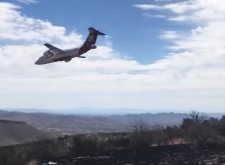 高度を下げすぎて危うく山に激突するところだった空中消火機のスレスレ動画。