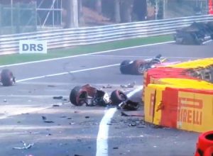 F2ベルギーGPでヤバいクラッシュが起きる。マシン真っ二つでバラバラに。