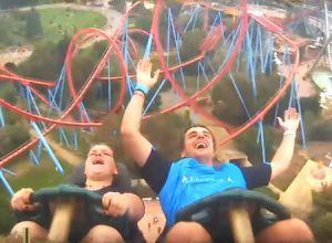 ジェットコースター乗車中に誰かが落としたスマホを空中キャッチした男がすごい。