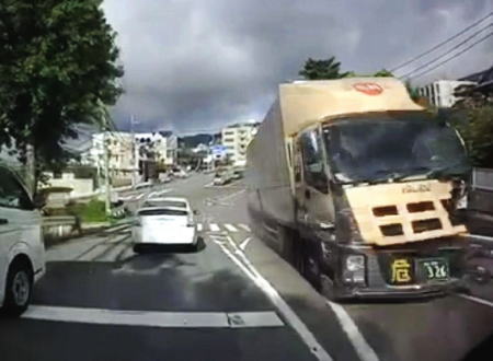 神戸市で8人が死傷したトラック暴走事故のドラレコ映像が公開される。こわすぎ。