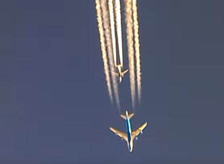 混雑する空路で撮影されたボーイング737を追い抜く747を777から撮影した映像にワクワク。