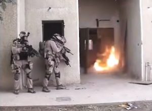 スタングレネード投げまくり。イラク戦争初期の米軍特殊部隊による強襲シーンのハイライト。