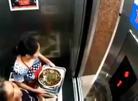 恐ろしい中国。故障して動き出したエレベーターから飛び降りた女性がギリギリ怖い。