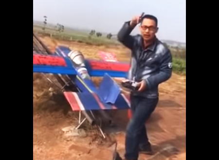 中国人さん大きなラジコン飛行機から生きたチキンを投下する事に成功する。