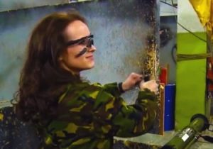 これはパニックｗｗｗ手榴弾投げに失敗して手前の壁に当ててしまった女性。