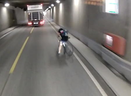 おぎゃあ怖い。トンネルを走行中に自転車が車道側に倒れてきたら(@_@;)