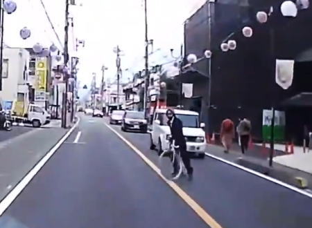 【続報】桶川駅前の自転車「ひょっこり」飛び出し男が暴行の疑いで逮捕される。