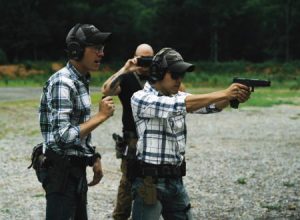 エアガンで練習を積んだ日本人がたった一日で本場の人たちを驚かせるシューティングを行ったという動画が人気に。
