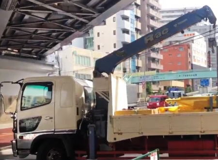 荒川区で撮影された電線を切断して京成線陸橋に当て逃げしたクレーン付きトラックの映像。