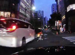 銀座でアルヴェルにはねられてしまった自転車の女性がめちゃくちゃ痛そうなドラレコ。