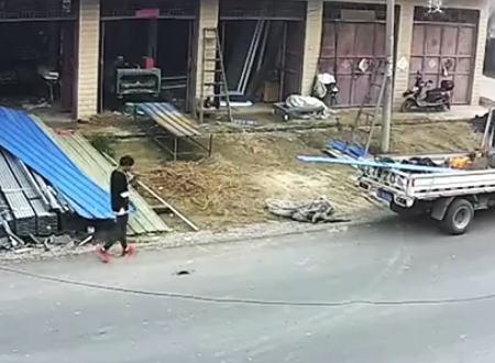 歩きスマホが原因でトラックの積み荷に突っ込んで額を切ってしまった男性。