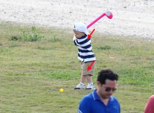 ゴルフのPGAツアー、ヒューストン・オープンのカメラに映った幼児のスイングが理想的だと話題に。