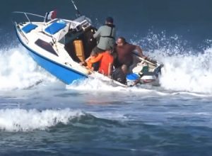 これはひどい。大荒れのなか釣りに出かけようとした小さなボートが危ない事になる映像。