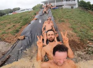 そのカーブは無理があるｗｗｗ自作のウォータースライダーから全員が脱落してしまう動画がｗｗｗ