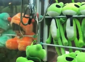 大勝利ｗｗｗ予想外の取れ方をするUFOキャッチャーの映像がコチラ。