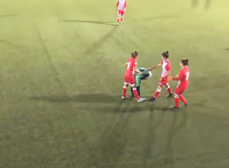 女子サッカーの試合中にヒジャブが取れてしまった選手を相手チームの選手たちが隠すという動画が人気に。