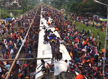 バングラデシュの鉄道と言えばコレ。列車の屋根に群がる人たちをタイムラプスで。