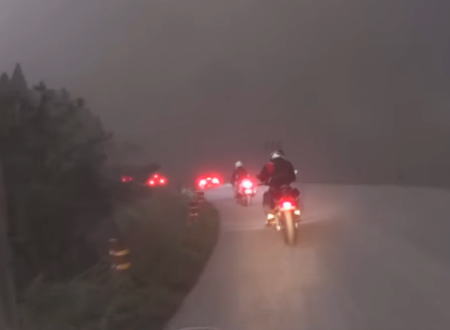 阿蘇山の噴火から避難するライダーの19分間の車載映像にドキドキする。