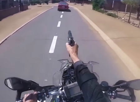 バイクから何度も発砲しながら逃走車を追い詰める南ア警察のヘルメットカメラの映像が熱い。