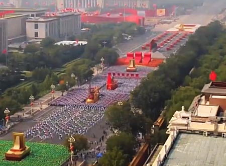建国70周年。中国が行った過去最大規模の軍事パレードの全てを48秒のタイムラプスで。