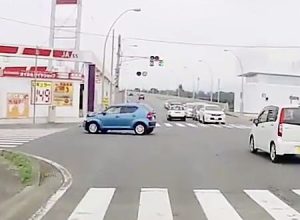 どうしてそうなる。ジムニーが横転させられた右直事故のドラレコが5ちゃんねるで話題。