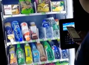 中国の自動販売機がプライズゲームみたいになってて笑うｗｗｗどうすんだこれｗｗｗ