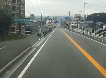 福岡県飯塚市にも「ひょっこり」飛び出し男が現れる。歩道から走る車に向かってドッキリを仕掛ける男。