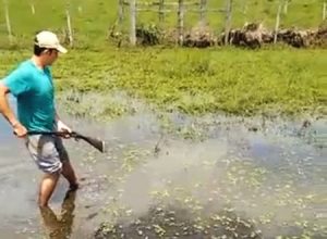 鉄砲の間違った使い方。ショットガンで魚を捕ろうとした男性がｗｗｗｗｗ