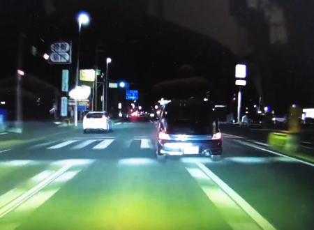 居眠り運転！？和歌山でふらふらしていた車が横転事故を起こす瞬間がドラレコに映る。