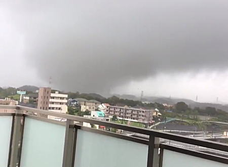 台風19号上陸前の千葉県市原市で竜巻が発生。住宅数棟が壊される。
