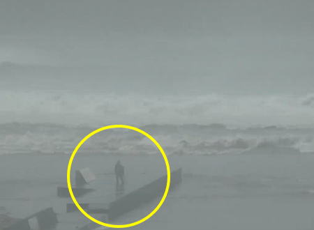 台風19号、鵠沼海岸のライブカメラに高波に流されてしまう人が映ってしまう。