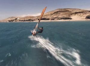 超速のウインドサーファーを超速のFPVドローンで追いかけるとこんな迫力の映像が撮れる。