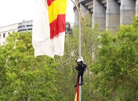 軍事パレードの始まりを告げる空挺部隊の国旗マンがクラッシュして式典が始めれれないアクシデント（スペイン）