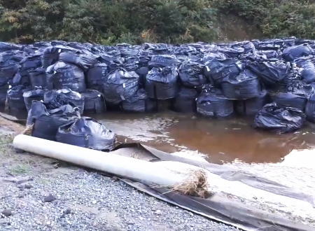 福島原発の除染廃棄物フレコンバッグが流出した現場の映像にぞっとする。