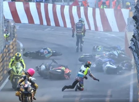 マカオGPモーターサイクルで起きた6台のバイクが絡む多重クラッシュの映像。赤旗。