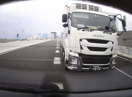 名古屋高速でDQNトラックとトラブルになり助手席の嫁さんを泣かせてしまった車載。