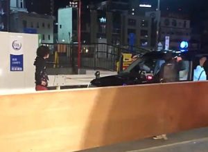 ヤンキーに絡まれたタクシーが焦って兄ちゃんをはねてしまう動画が怖い。福岡市博多区中洲。