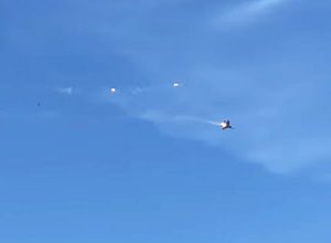 インド海軍のミグ29Kが墜落。2名のパイロットが射出座席で緊急脱出する様子が公開される。