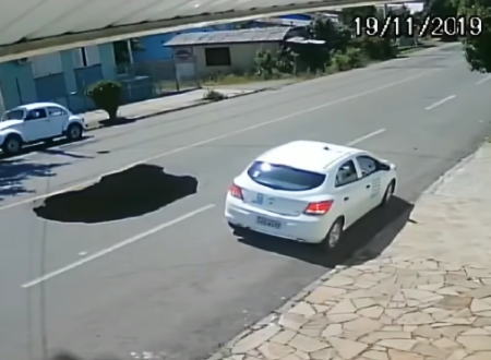 道路にぽっかりと開いた大穴に車が落ちてしまう瞬間の映像。どうして気付けないのか。